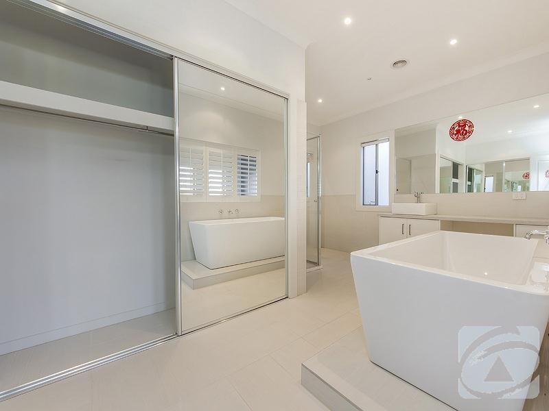 16 Jolimont Street, Caroline Springs VIC 3023