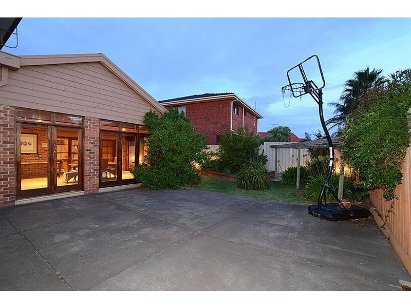 1 Gretal Court, Taylors Lakes VIC 3038
