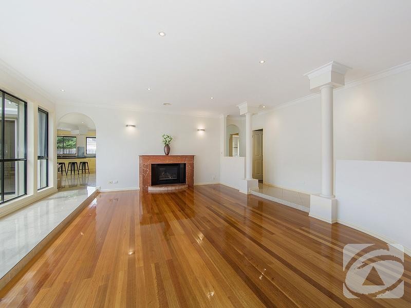 18 Kinnaird Court, Taylors Lakes VIC 3038