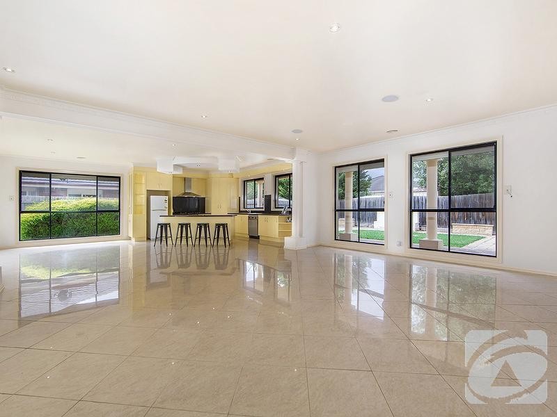 18 Kinnaird Court, Taylors Lakes VIC 3038