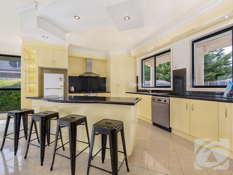 18 Kinnaird Court, Taylors Lakes VIC 3038