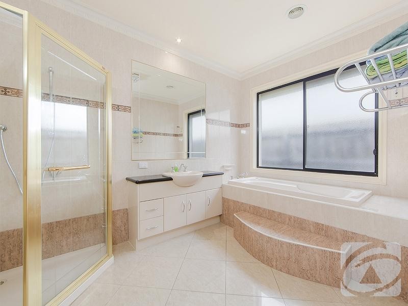 18 Kinnaird Court, Taylors Lakes VIC 3038