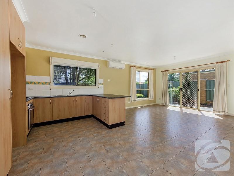 2/11 Ashton Avenue, St Albans VIC 3021