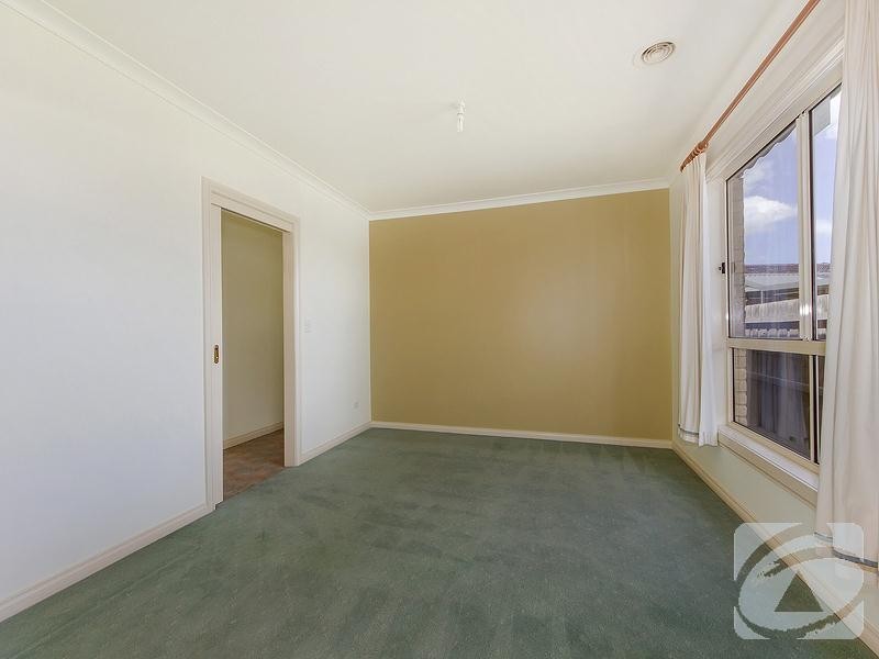 2/11 Ashton Avenue, St Albans VIC 3021