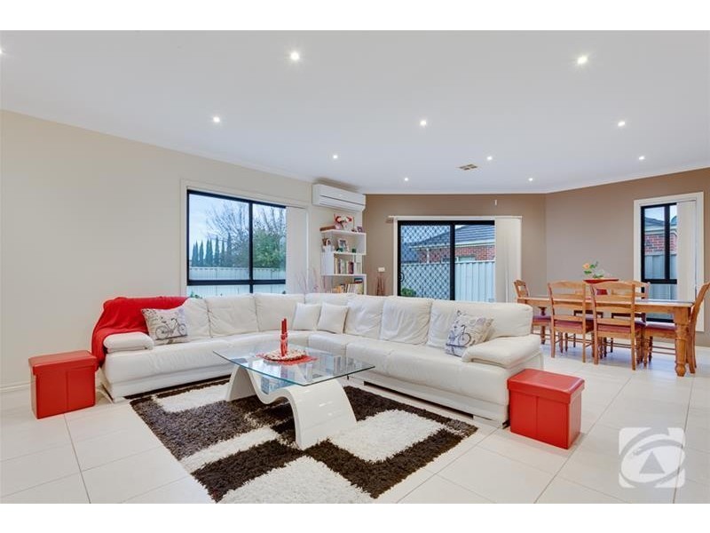 3 Barlow Close, Caroline Springs VIC 3023