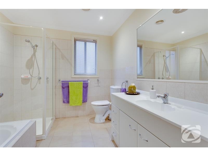 3 Barlow Close, Caroline Springs VIC 3023