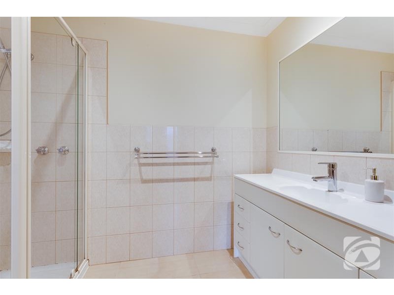 3 Barlow Close, Caroline Springs VIC 3023