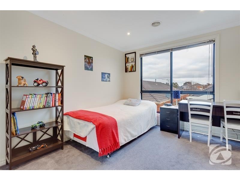 3 Barlow Close, Caroline Springs VIC 3023