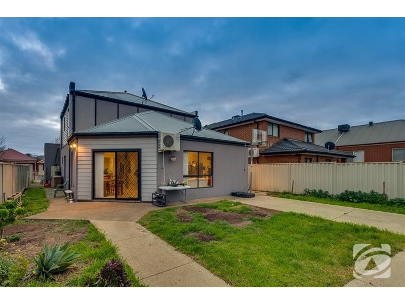 3 Barlow Close, Caroline Springs VIC 3023