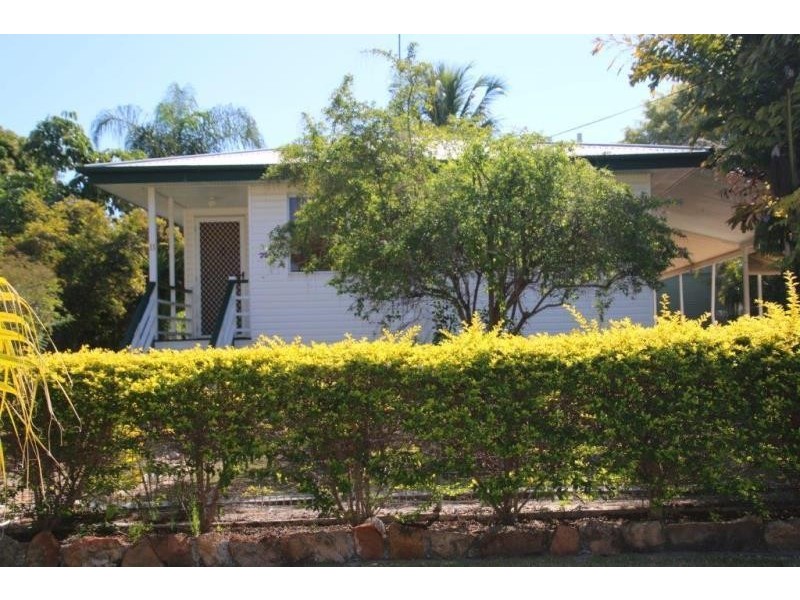 11 Farmer Street, Moura QLD 4718