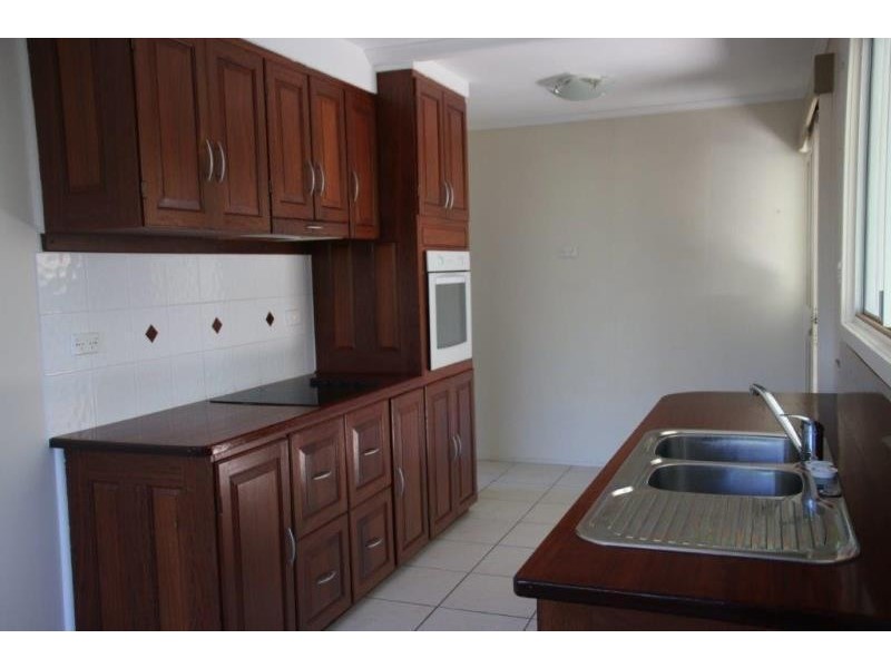 11 Farmer Street, Moura QLD 4718