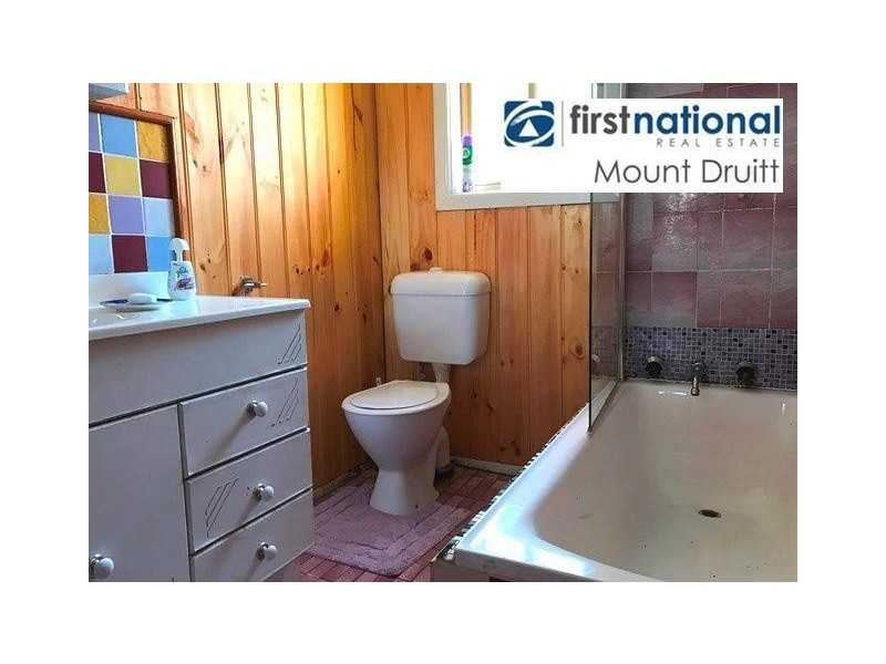 8 Nella Dan Avenue, Tregear NSW 2770