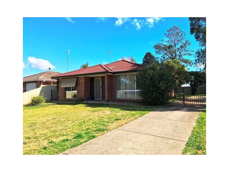 16 DAKOTA Place, St Clair NSW 2759