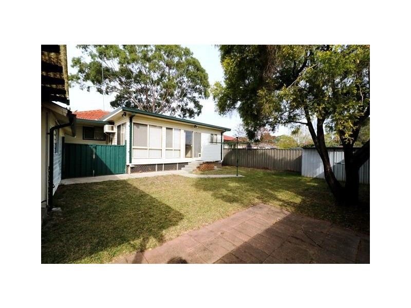 33 Tasman Avenue, Lethbridge Park NSW 2770