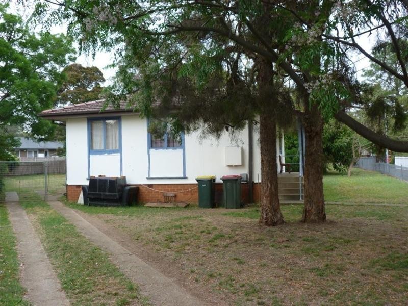 8 Sandakan Crescent, Lethbridge Park NSW 2770