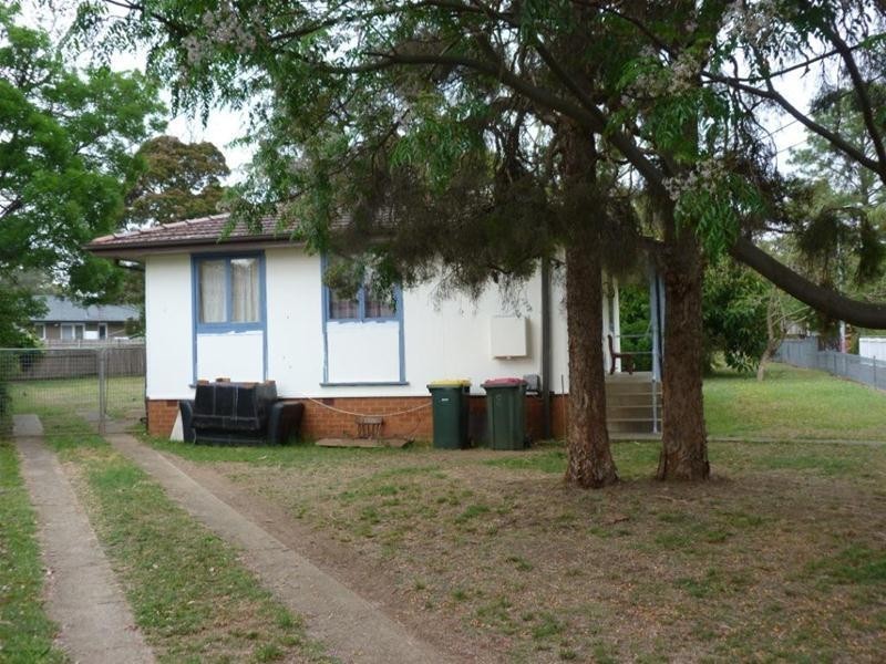 8 Sandakan Crescent, Lethbridge Park NSW 2770