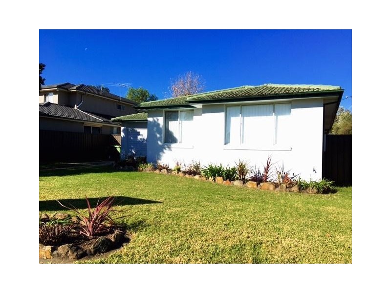 8 SHADLOW Crescent, St Clair NSW 2759