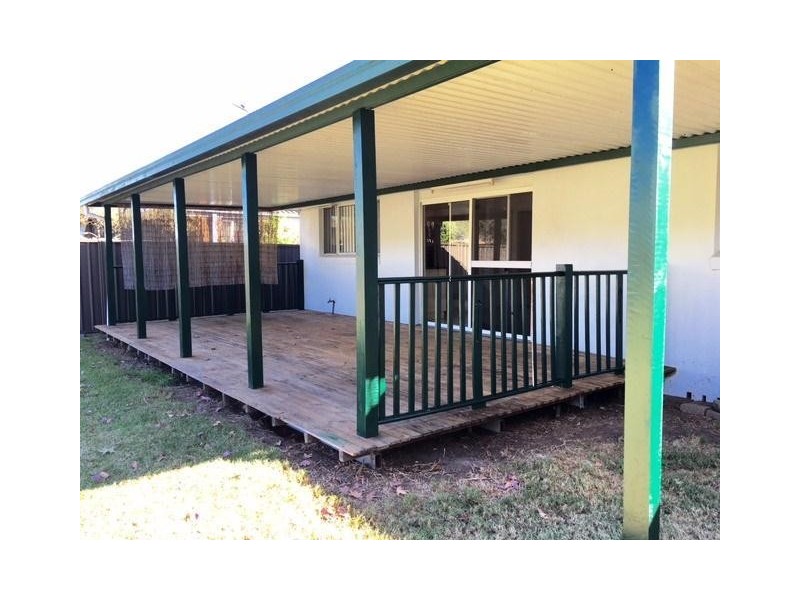 8 SHADLOW Crescent, St Clair NSW 2759