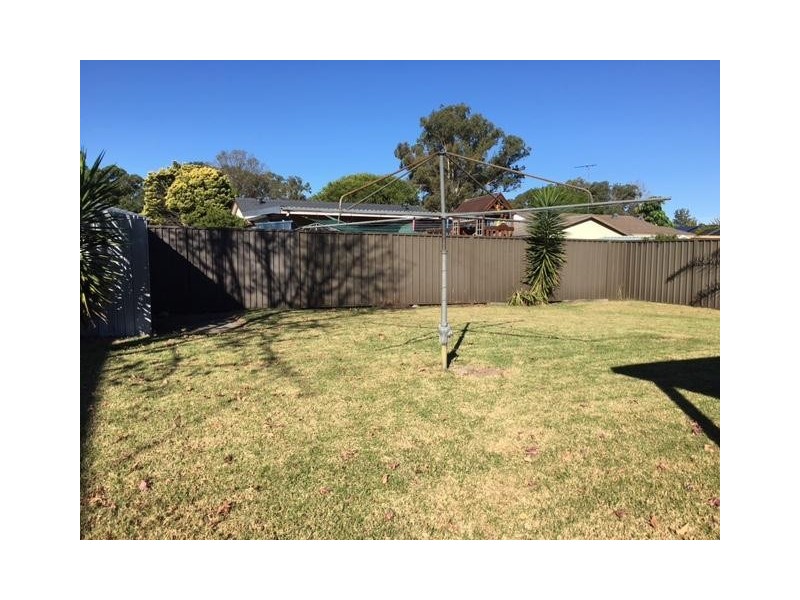 8 SHADLOW Crescent, St Clair NSW 2759