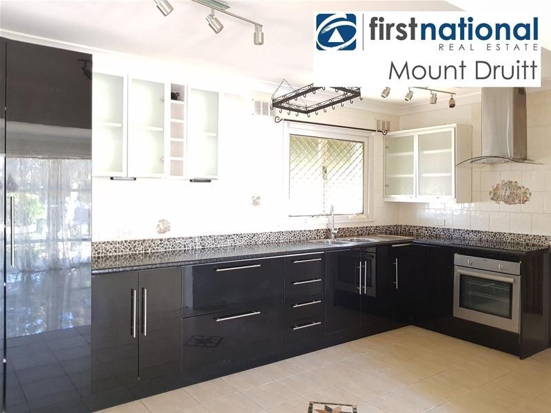 4 Tangaloa Crescent, Lethbridge Park NSW 2770