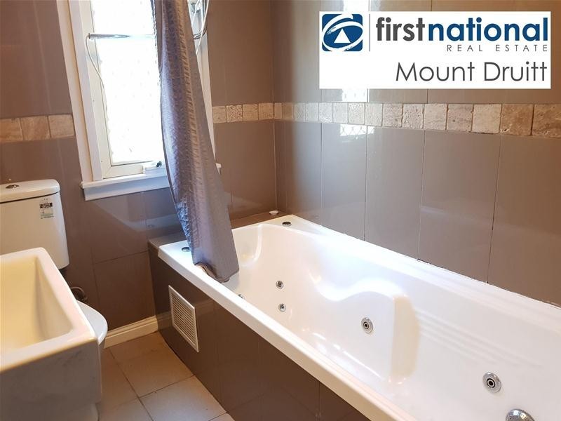 4 Tangaloa Crescent, Lethbridge Park NSW 2770