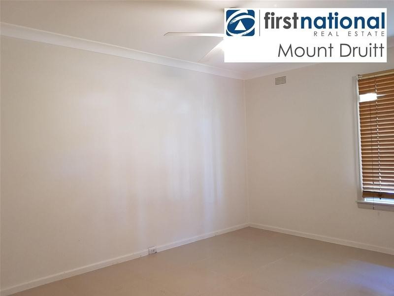 4 Tangaloa Crescent, Lethbridge Park NSW 2770