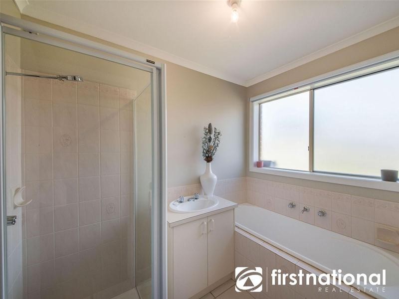 32 Manatoka Crescent, Hampton Park VIC 3976