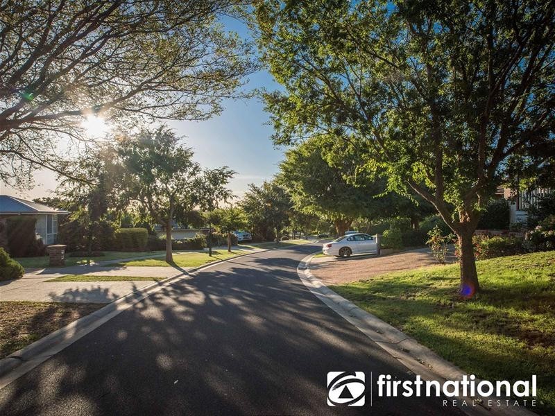 2 Carrington  Place, Berwick VIC 3806