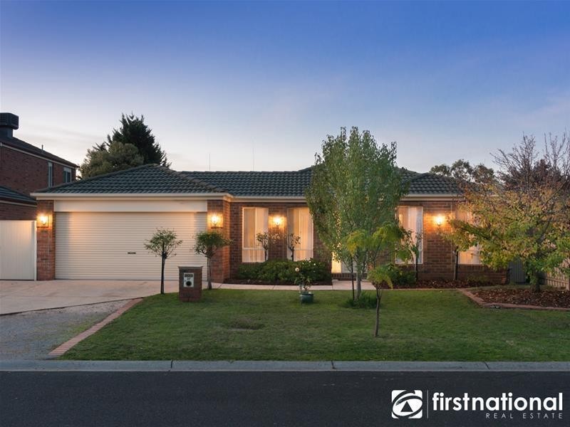 37 Thomas Place, Pakenham VIC 3810