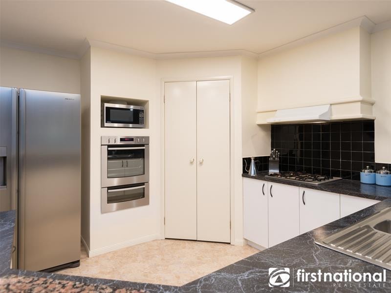 37 Thomas Place, Pakenham VIC 3810