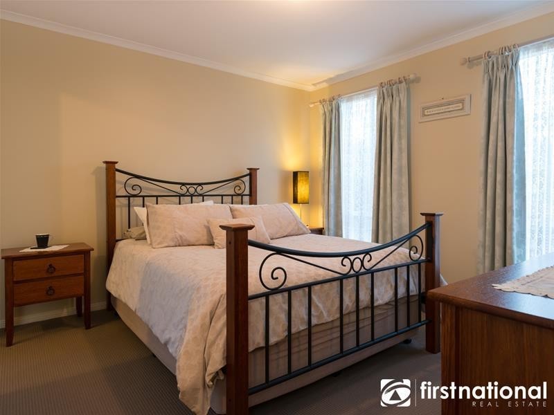 37 Thomas Place, Pakenham VIC 3810