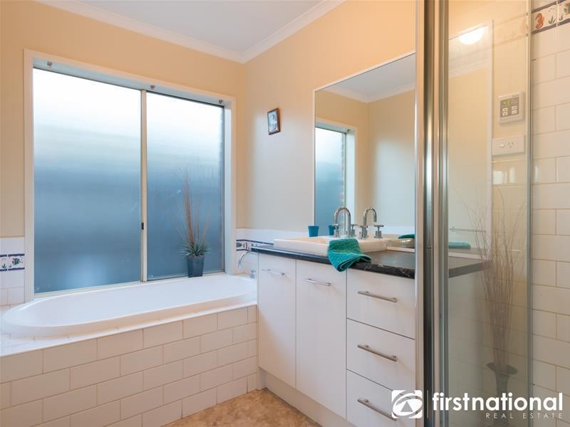 37 Thomas Place, Pakenham VIC 3810