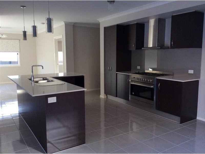 5 Featherbrook Circuit, Cranbourne North VIC 3977