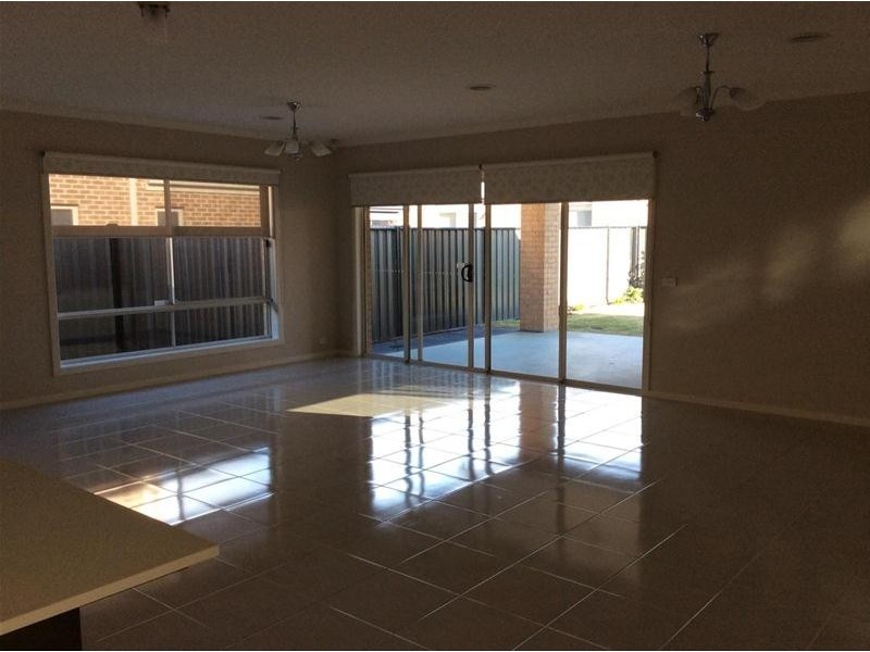 5 Featherbrook Circuit, Cranbourne North VIC 3977