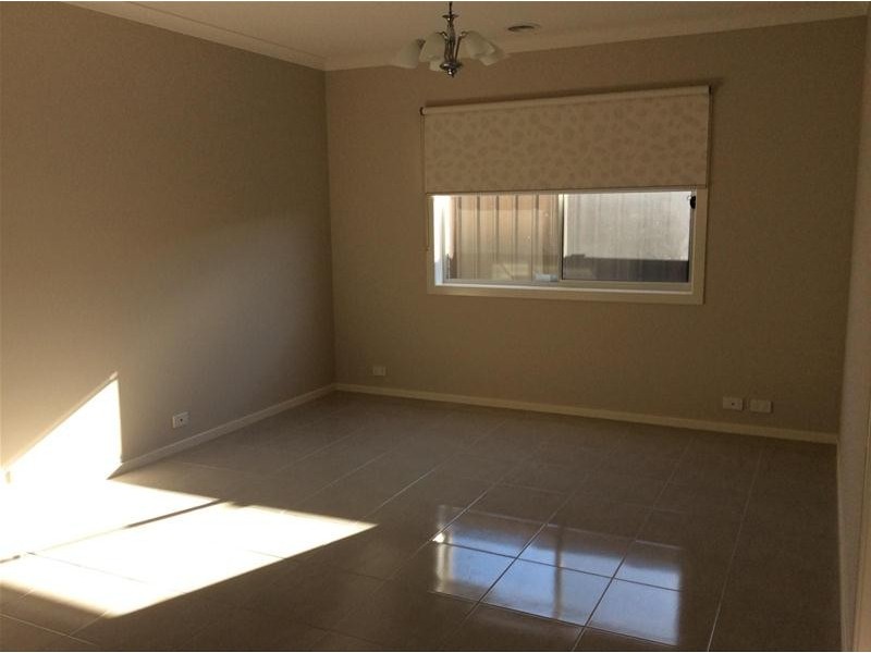 5 Featherbrook Circuit, Cranbourne North VIC 3977