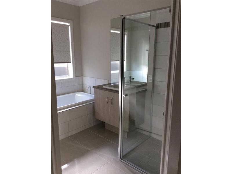 5 Featherbrook Circuit, Cranbourne North VIC 3977