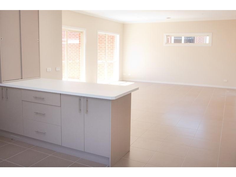 2/84 Sweeney Drive, Narre Warren VIC 3805