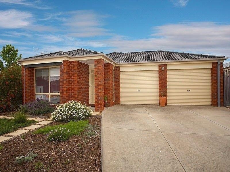 8 Hallmark Drive, Narre Warren South VIC 3805