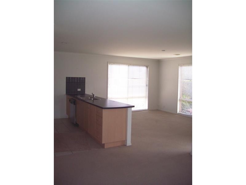 8 Hallmark Drive, Narre Warren South VIC 3805