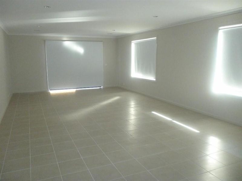 76 Fallingwater Drive, Pakenham VIC 3810