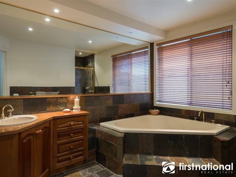 4 Cowper Rise, Berwick VIC 3806