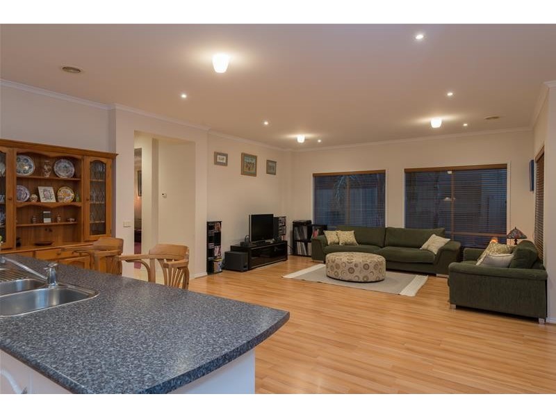 10 Lowanna Street, Berwick VIC 3806