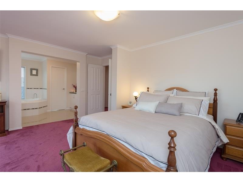 10 Lowanna Street, Berwick VIC 3806