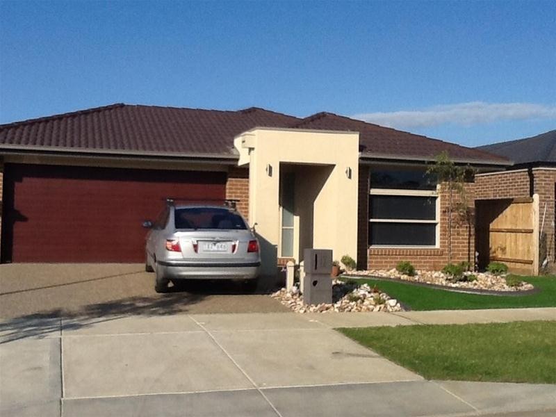 12 Naas Road, Clyde North VIC 3978