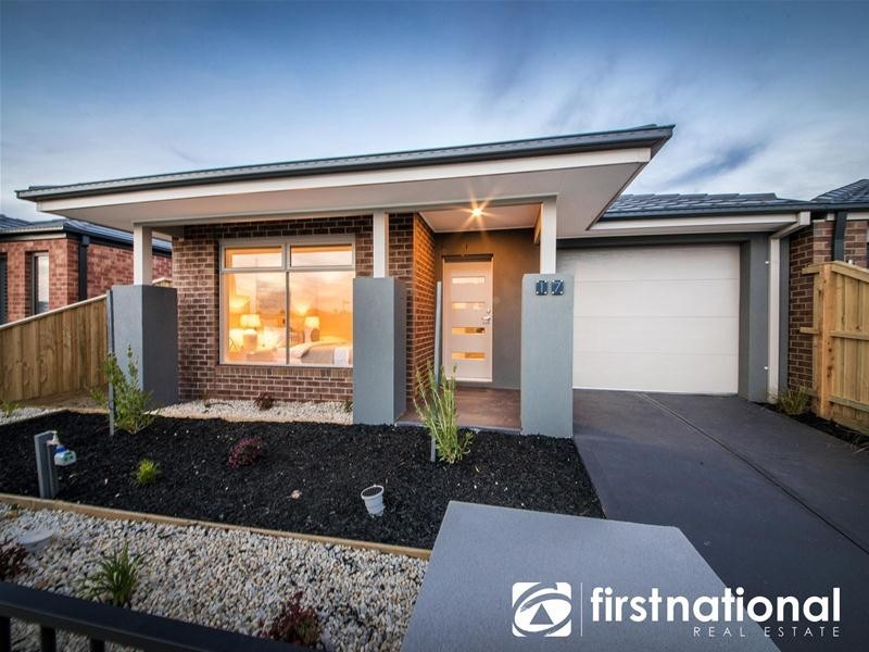 17 Ascot Park Drive, Pakenham VIC 3810