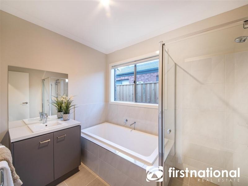 17 Ascot Park Drive, Pakenham VIC 3810