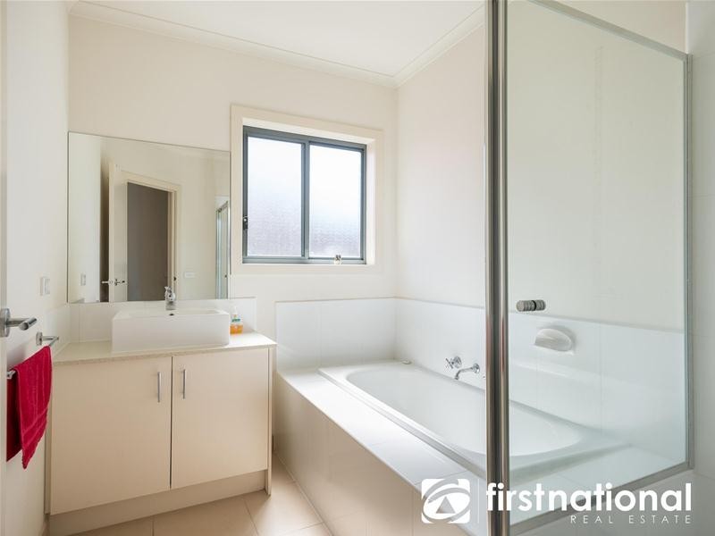 15 Macadamia Street, Pakenham VIC 3810