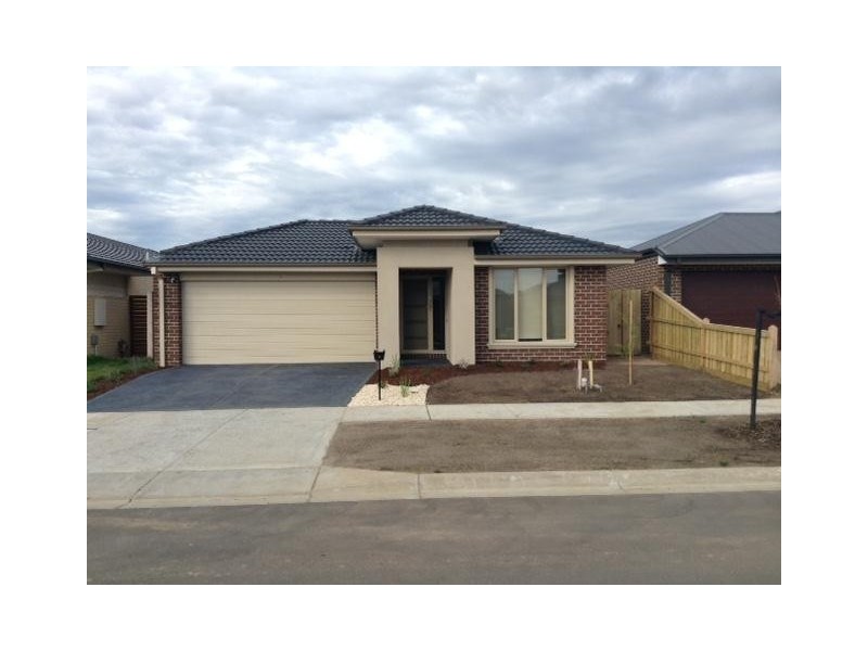 13 Campaspe Road, Cranbourne East VIC 3977