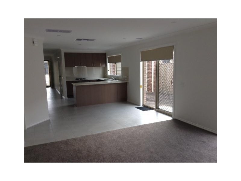 13 Campaspe Road, Cranbourne East VIC 3977