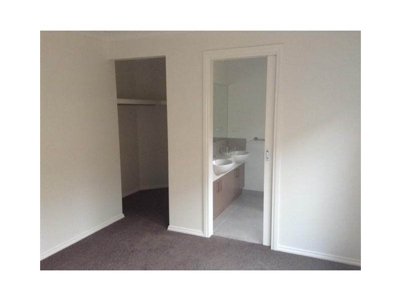 13 Campaspe Road, Cranbourne East VIC 3977